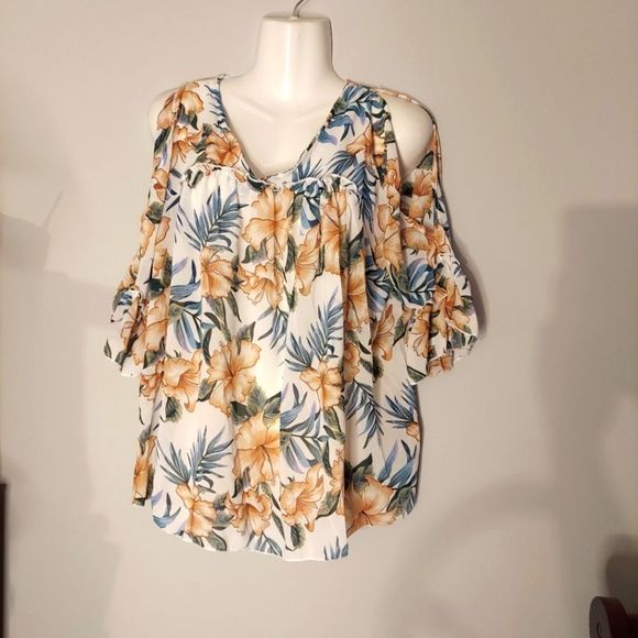 Short-Sleeve Cold Shoulder Floral Top - Picture 2 of 11